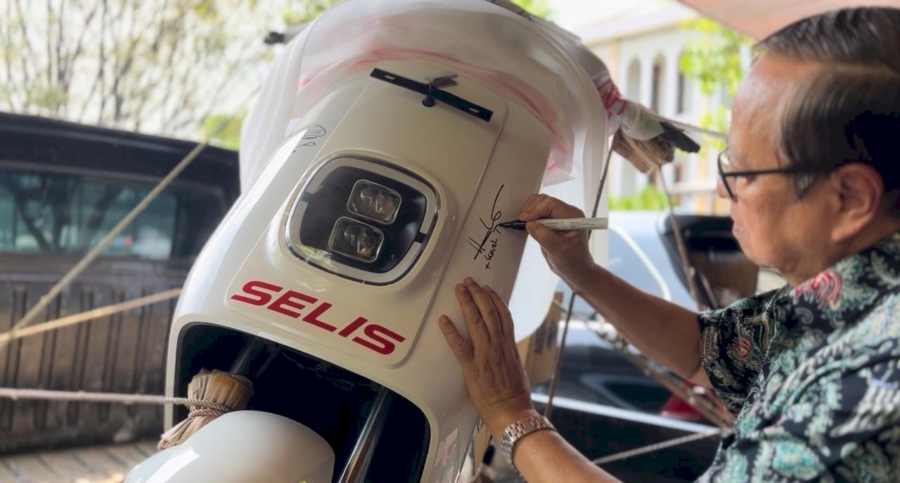 Penandatanganan Motor Listrik Hadiah Utama Kupon Doorprize Panitia Paskah 2024